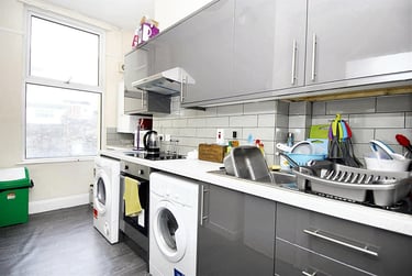 2 bed flat, Beaumont Road, Flat 2, St Judes, Plymouth, PL49BW - Image 1